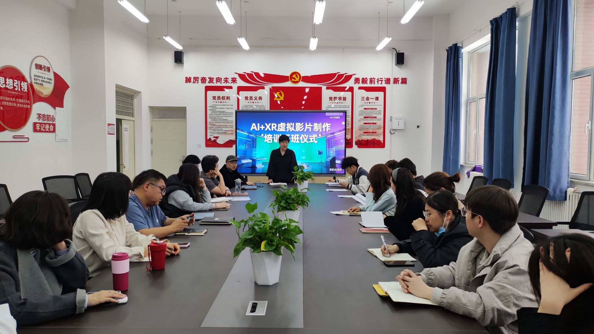 现代传媒学院AI+XR虚拟制片设备及资源使用培训全面启动 数字内容制作服务开启新篇章